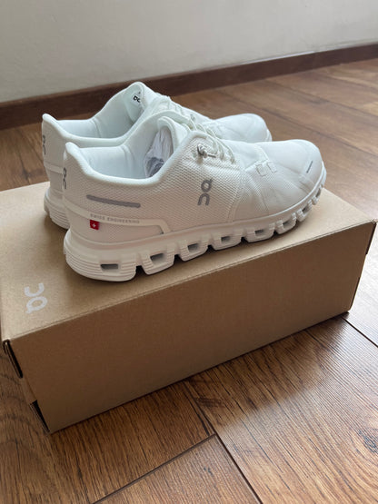 On Cloud 5 Blanco Total | Estilo Minimalista y Confort Suizo