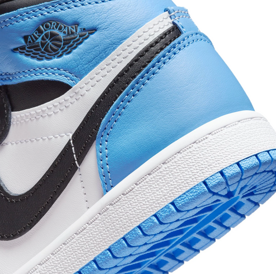 Nike Air Jordan 1 Retro High OG UNC vista trasera