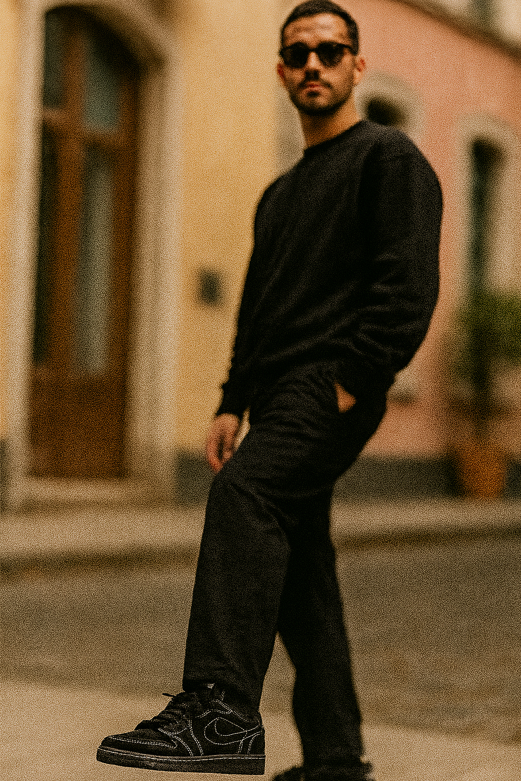 Jordan 1 Low Travis Scott Phantom en color negro con Swoosh invertido y costuras blancas