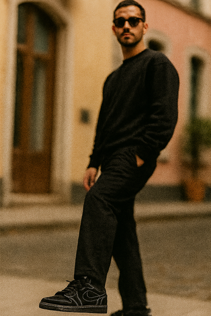 Jordan 1 Low Travis Scott Phantom en color negro con Swoosh invertido y costuras blancas