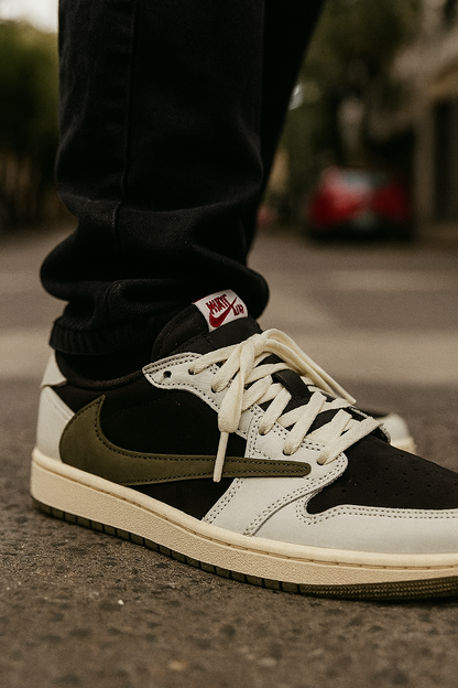 Jordan 1 Low Travis Scott Olive en tonos crema, negro y oliva con Swoosh invertido