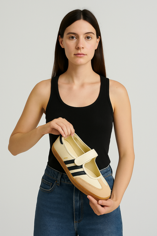 Adidas Samba Jane Mujer Beige Negro – detalle franjas negras
