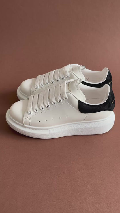 Alexander McQueen Oversized Sneaker – Talón Negro Clásico