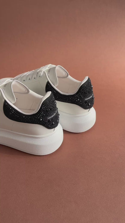 Alexander McQueen Oversized Sneaker – Detalle de Cristales Negros